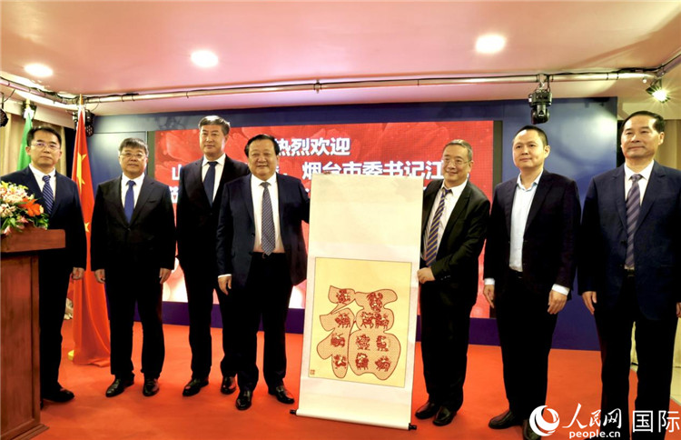 參加座談會的主要嘉賓合影留念。人民網(wǎng)記者宋亦然攝