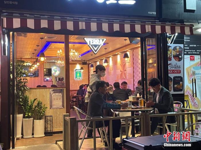 資料圖：韓國(guó)首爾市民在餐館用餐。 <a target='_blank' href='/' _fcksavedurl='/'><p  align=