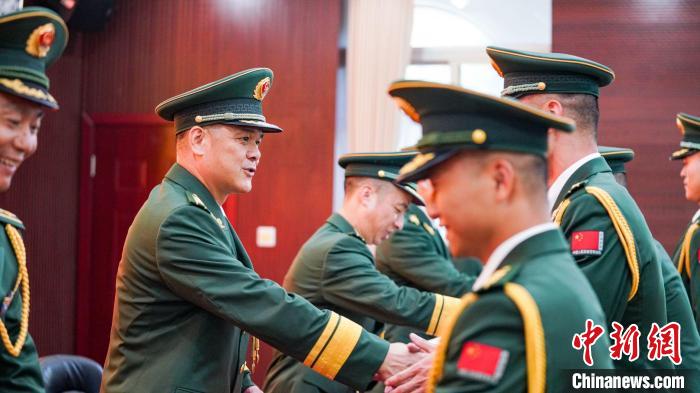 首長(zhǎng)為晉銜官兵頒發(fā)任命狀?！堨狭?攝