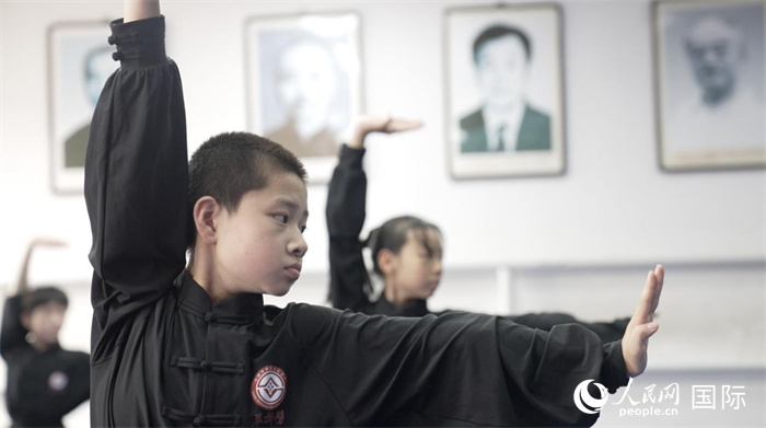 正在練習(xí)劈掛拳的武術(shù)學(xué)童。人民網(wǎng)記者 袁蒙攝
