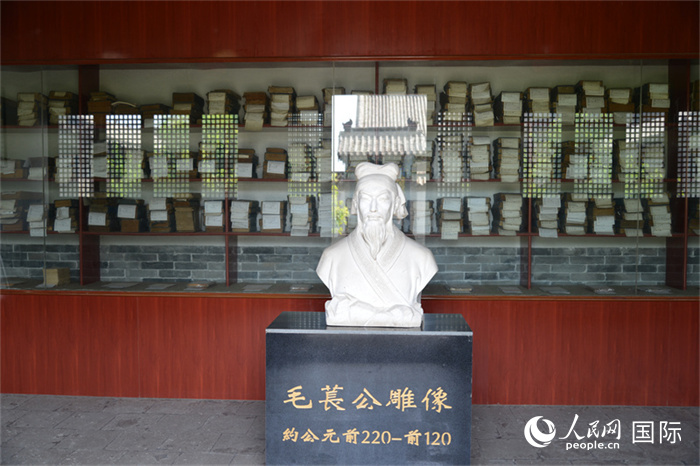 河間詩經(jīng)齋毛萇雕像。雕像后書櫥中陳列的是歷代各版本《詩經(jīng)》及譯本。 人民網(wǎng) 趙昭攝