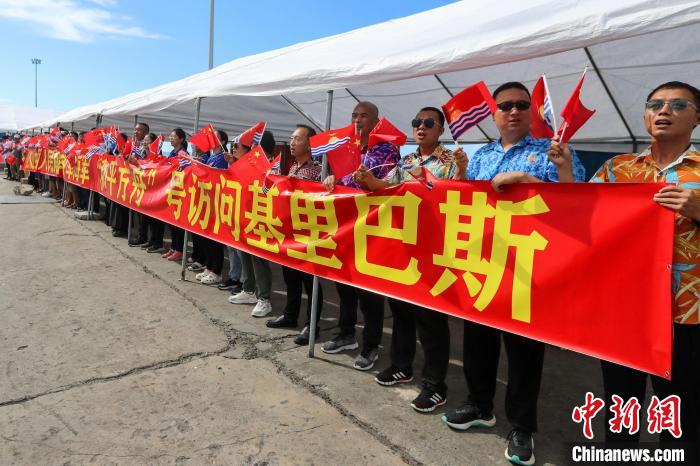 華僑華人、中資機構等拉起橫幅，歡迎“和平方舟”號醫(yī)院船來訪?！⌒煳?攝