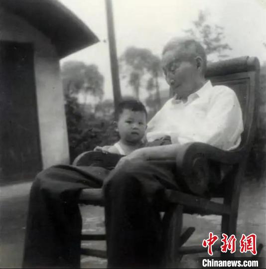 陳望道與幼年的陳曉帆?！￡悤苑﹫D