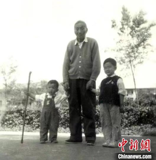 陳望道與幼年的陳曉帆(左)、陳曉帆的哥哥一起合影?！￡悤苑﹫D