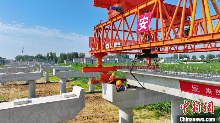長25米重80噸的箱梁平穩(wěn)、精準地落在S314分離式立交橋25號和26號墩上。　劉玉才 攝