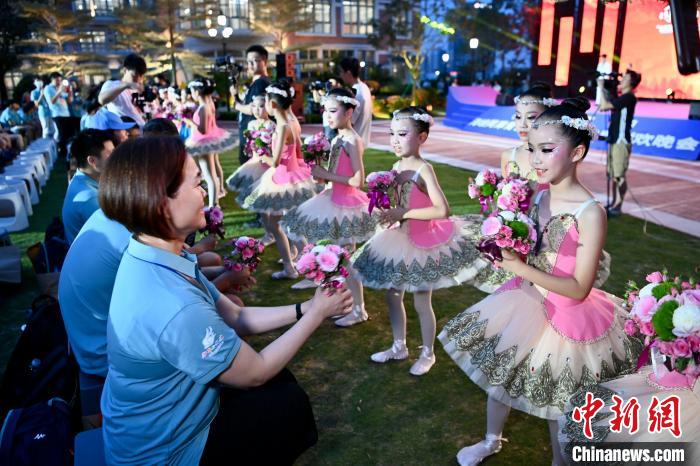 大陸小朋友鮮花送給臺(tái)灣同胞?！⊥鯑|明 攝