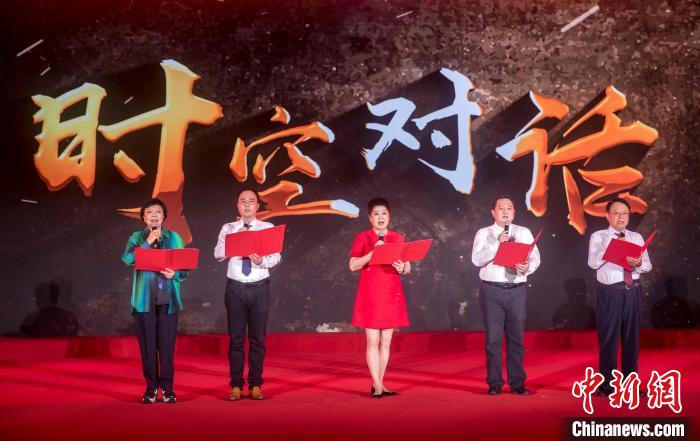 陶侃與陳望道之孫陳曉帆、顏福慶之孫顏志淵、榮毅仁侄女榮智豐深情朗誦《與統(tǒng)戰(zhàn)先輩的時(shí)空對(duì)話》?！堦?攝