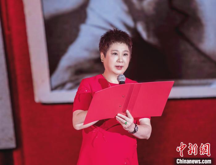 7月16日，榮智豐在2023年上海統(tǒng)戰(zhàn)文化周開幕活動(dòng)中朗誦《與統(tǒng)戰(zhàn)先輩的時(shí)空對(duì)話》?！堦?攝