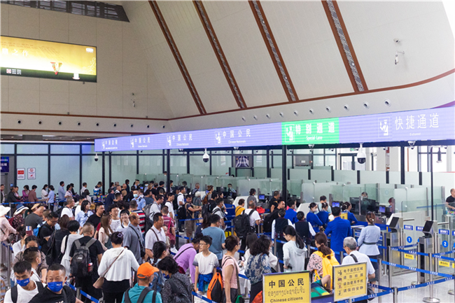 7月22日，乘坐中老鐵路國際旅客列車的旅客在磨憨邊檢大廳排隊候檢。衛(wèi)海林 攝