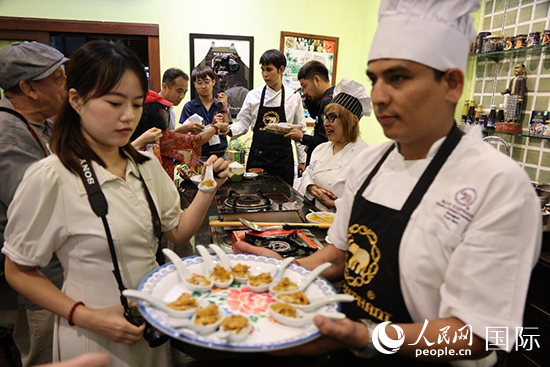 7月19日，參加美食活動(dòng)的多國(guó)代表品嘗泰式傳統(tǒng)美食。人民網(wǎng)記者 張矜若攝