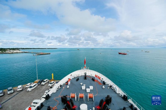 7月22日，中國海軍“和平方舟”號醫(yī)院船駛離基里巴斯首都塔拉瓦。當(dāng)?shù)貢r間22日上午10時，執(zhí)行“和諧使命-2023”任務(wù)的中國海軍“和平方舟”號醫(yī)院船圓滿結(jié)束對基里巴斯的首次訪問，駛離基里巴斯首都塔拉瓦，前往本次任務(wù)的第二站湯加努庫阿洛法港。新華社發(fā)（黎宇 攝）