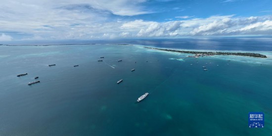 7月22日，中國海軍“和平方舟”號醫(yī)院船結(jié)束基里巴斯訪問，駛離塔拉瓦港。新華社發(fā)（桂江波 攝）
