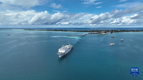 7月22日，中國海軍“和平方舟”號醫(yī)院船結(jié)束基里巴斯訪問，駛離塔拉瓦港。新華社發(fā)（桂江波 攝）