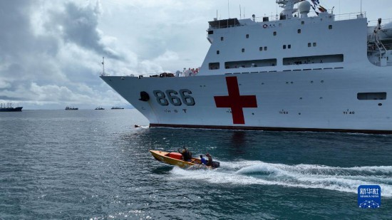 7月22日，中國海軍“和平方舟”號醫(yī)院船駛離塔拉瓦港途中，基里巴斯當(dāng)?shù)孛癖婑{船揮手告別。新華社發(fā)（桂江波 攝）