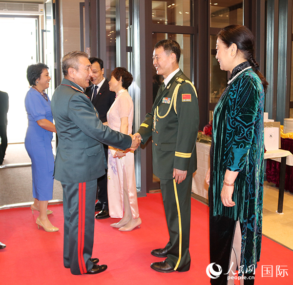 國防武官胡德君大校迎接賓客。人民網(wǎng)記者李強(qiáng)攝