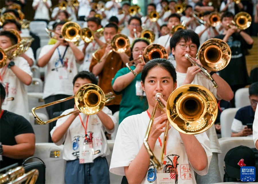 8月1日，在第九屆中國國際低音銅管藝術節(jié)的一場公益大師課上，低音銅管樂器愛好者在練習長號。新華社記者 劉潺 攝