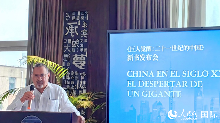 羅德里格斯博士現(xiàn)場介紹著作。吳志華攝