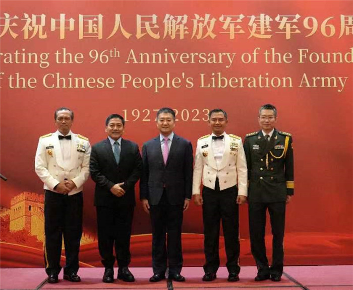 圖為陸慷大使與印尼貴賓合影。中國駐印度尼西亞使館供圖