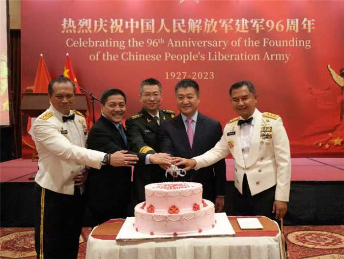 圖為陸慷大使與印尼貴賓共切生日蛋糕。中國駐印度尼西亞使館供圖
