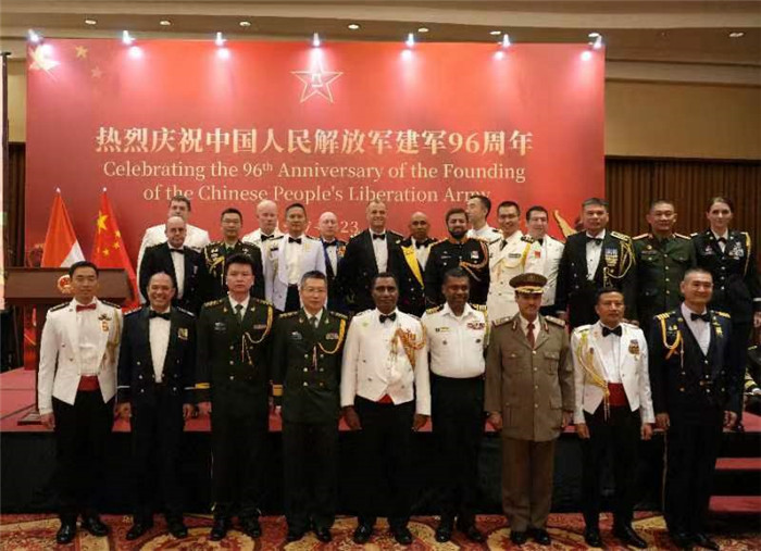 圖為徐勝武官與參加招待會的各國武官、武官處代表合影。中國駐印度尼西亞使館供圖