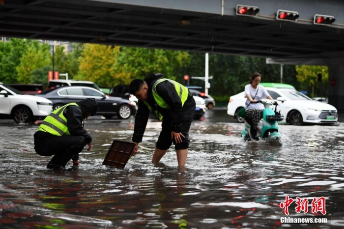 7月30日，河北省持續(xù)發(fā)布暴雨紅色預(yù)警信號。受今年第5號臺風(fēng)“杜蘇芮”殘余環(huán)流影響，7月28日以來，地處華北地區(qū)的河北省大部出現(xiàn)降雨。30日17時，該省氣象臺發(fā)布當日第三次暴雨紅色預(yù)警信號。石家莊市城區(qū)不少區(qū)域積水嚴重，城管、環(huán)衛(wèi)、園林、市政等部門緊急出動，聯(lián)合疏堵保暢，筑牢防汛安全屏障。圖為石家莊裕華區(qū)城管局防汛隊員對沿街收水井進行雜物清理，以保證排水暢通。翟羽佳 攝