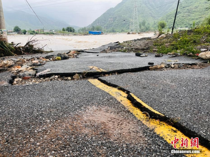 受臺風(fēng)“杜蘇芮”影響，7月29日至8月1日，河北省淶水縣普降暴雨，持續(xù)強降雨和強風(fēng)天氣引發(fā)洪水險情。連日來，當(dāng)?shù)亟M織數(shù)千人搶險救援隊伍，集中力量加快排水、清理路面、救援拋錨車輛、搶修倒伏電線桿等工作。8月1日，方便面、飲用水、火腿腸、面包等首批調(diào)撥救災(zāi)物資送抵救災(zāi)一線，并于當(dāng)天發(fā)放到受災(zāi)群眾手中。目前，淶水縣受損交通、電力、通信等基礎(chǔ)設(shè)施正在加緊搶修，山區(qū)受困人員已分批轉(zhuǎn)移，各項搶險救災(zāi)工作正在有序進(jìn)行中。圖為淶水縣婁村鎮(zhèn)南安莊村被洪水沖毀的路面。(文/呂子豪 楊猛)李金璐 攝