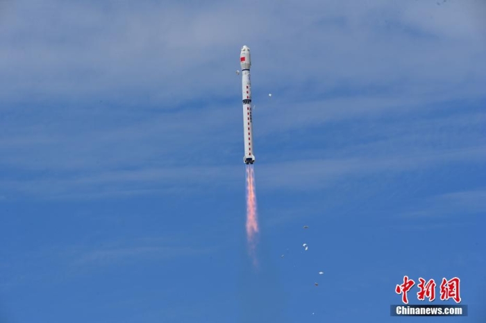 8月3日11時(shí)47分，中國在酒泉衛(wèi)星發(fā)射中心用長征四號丙遙四十四運(yùn)載火箭，成功發(fā)射風(fēng)云三號06星，衛(wèi)星順利進(jìn)入預(yù)定軌道，任務(wù)取得圓滿成功。該衛(wèi)星將接替在軌超期服役的風(fēng)云三號C星，探測數(shù)據(jù)主要用于天氣預(yù)報(bào)、大氣化學(xué)和氣候變化監(jiān)測業(yè)務(wù)及研究。汪江波 攝