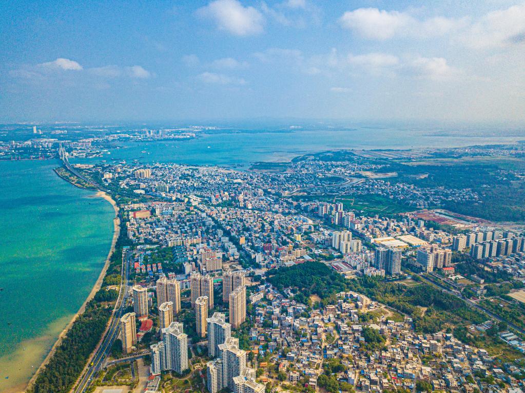 這是海南自貿(mào)港重點(diǎn)園區(qū)——洋浦經(jīng)濟(jì)開發(fā)區(qū)所在的環(huán)新英灣地區(qū)（無(wú)人機(jī)照片，2023年2月26日攝）。新華社記者 蒲曉旭 攝
