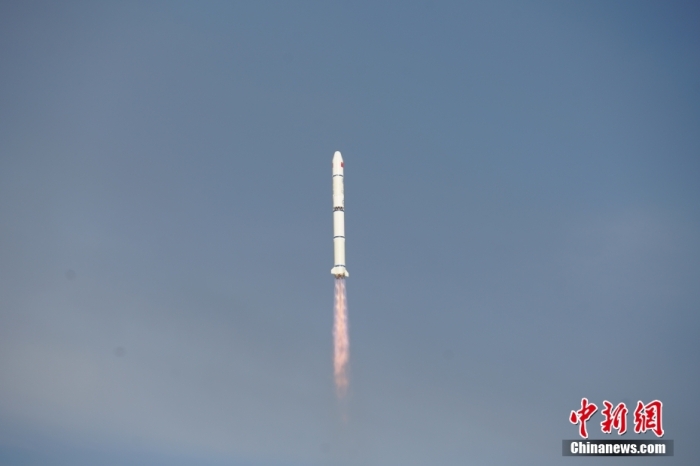 北京時(shí)間2023年8月9日6時(shí)53分，我國(guó)在太原衛(wèi)星發(fā)射中心使用長(zhǎng)征二號(hào)丙運(yùn)載火箭，成功將環(huán)境減災(zāi)二號(hào)06星發(fā)射升空，衛(wèi)星順利送入預(yù)定軌道，發(fā)射任務(wù)獲得圓滿成功。此次任務(wù)是長(zhǎng)征系列運(yùn)載火箭第482次飛行。馮陽(yáng) 攝