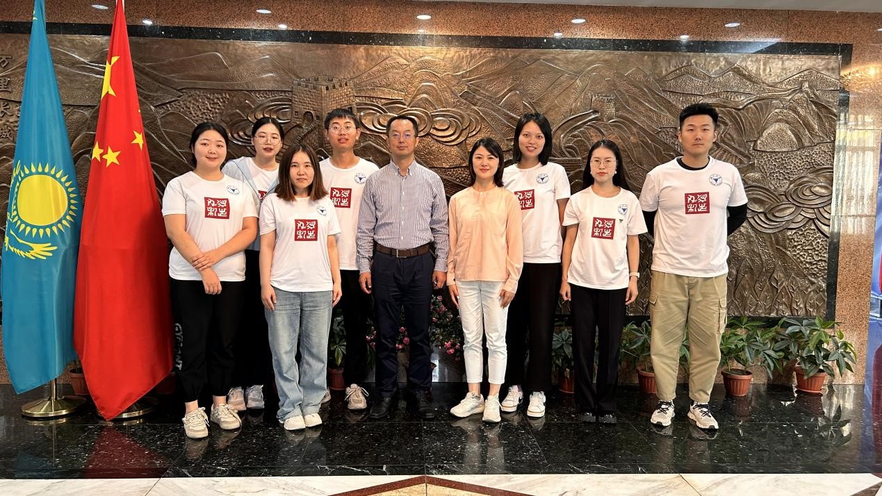 浙江大學(xué)實(shí)踐團(tuán)拜訪中國駐阿拉木圖總領(lǐng)館。浙江大學(xué)供圖