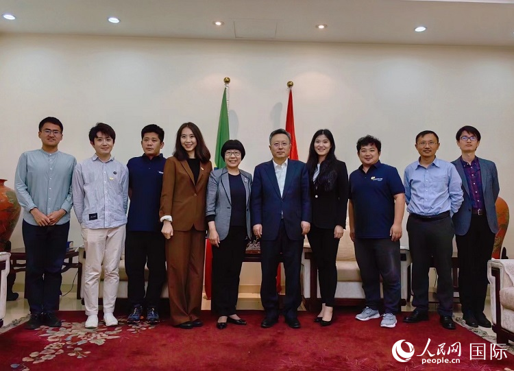 趙志遠(yuǎn)大使（右五）、使館工作人員與人民網(wǎng)記者合影。