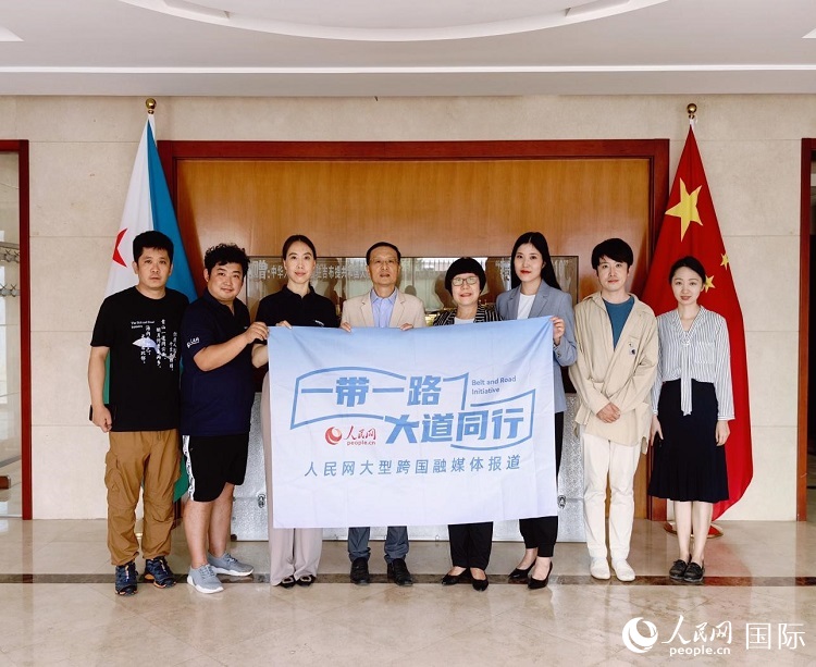 胡斌大使（左四）、使館工作人員與人民網(wǎng)記者合影。
