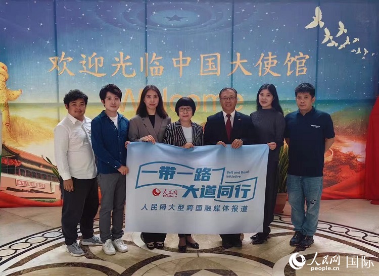 崔建春大使（右三）與人民網(wǎng)記者合影。