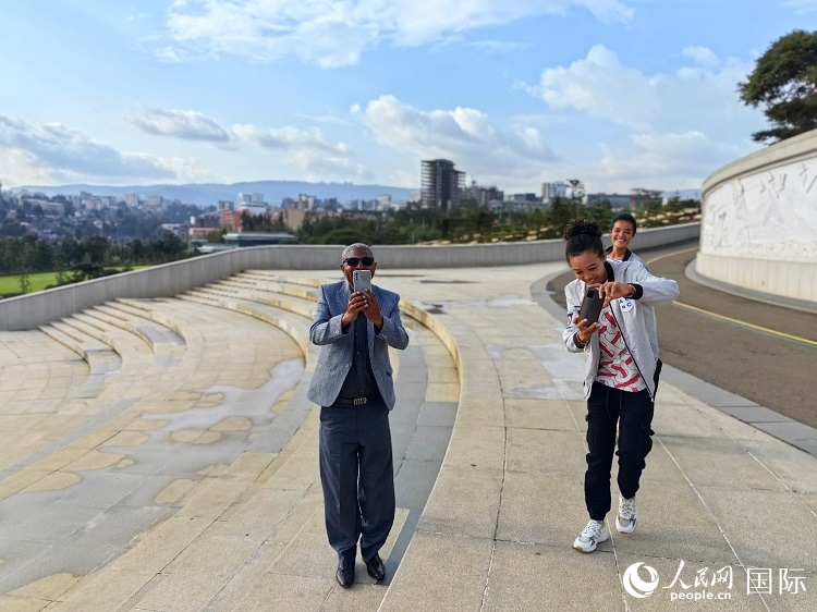 亞的斯亞貝巴友誼廣場(chǎng)的游客與人民網(wǎng)記者互動(dòng)。人民網(wǎng)記者 陳星星攝