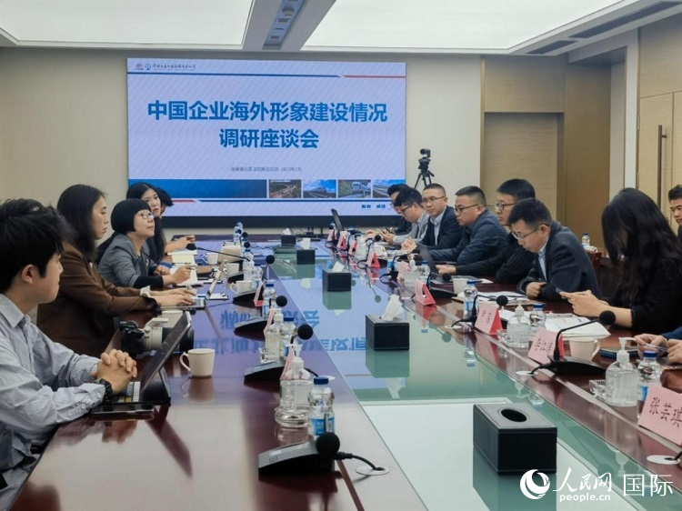 埃塞俄比亞中國(guó)商會(huì)企業(yè)代表與人民網(wǎng)記者座談。人民網(wǎng)記者 劉寧攝