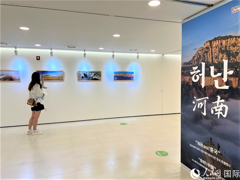 2.民眾參觀“看九曲黃河 聽(tīng)華夏故事”主題展。人民網(wǎng)記者 馬菲攝