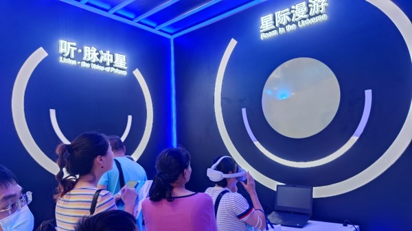 9月2日，貴州展館里觀眾排隊(duì)體驗(yàn)VR。受訪者供圖
