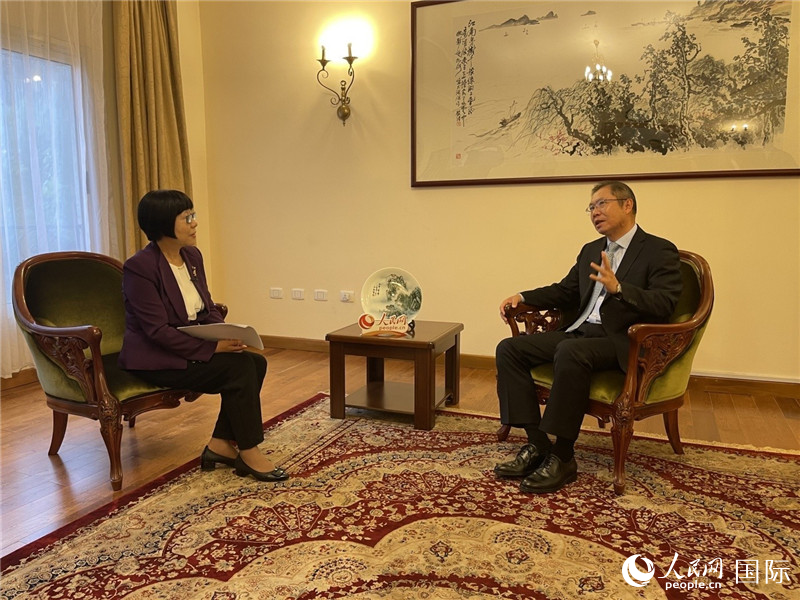 胡長春大使接受人民網(wǎng)記者唐維紅采訪。人民網(wǎng)記者 趙艷紅攝