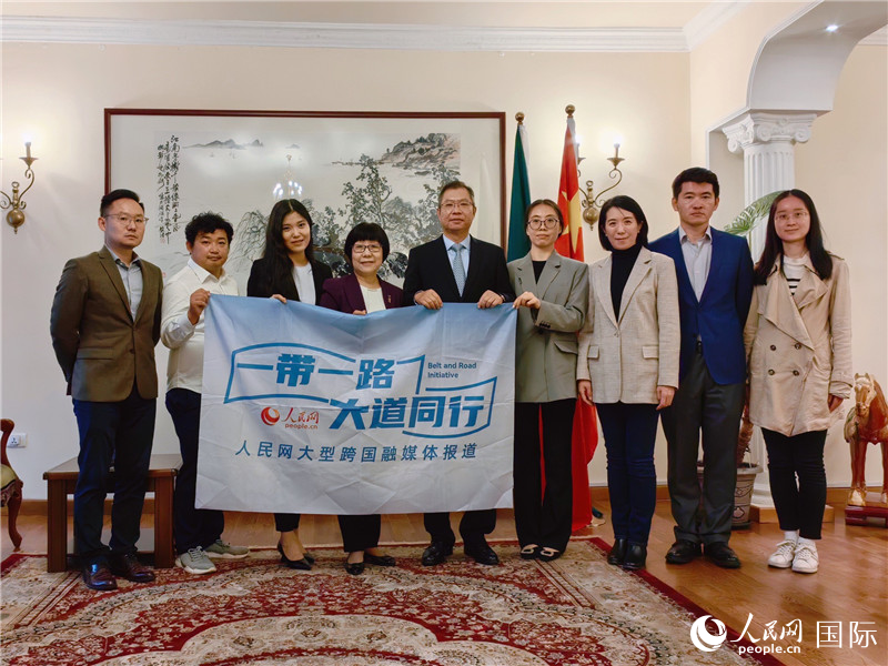 胡長春大使、駐非盟使團工作人員與人民網(wǎng)記者合影。