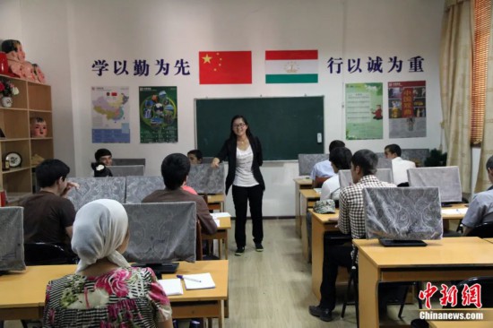 2014年，塔吉克斯坦國立民族大學(xué)的孔子學(xué)院內(nèi)，教師正在為塔吉克斯坦學(xué)生授課。田冰 攝