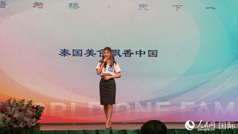榮獲世界大學(xué)生中文比賽亞洲冠軍的泰國(guó)選手。人民網(wǎng)記者 孫廣勇攝