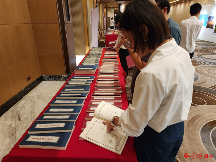 現(xiàn)場嘉賓參觀“根脈尋蹤”泉州百個家族移民菲律賓族譜展。人民網(wǎng)記者 樊帆攝