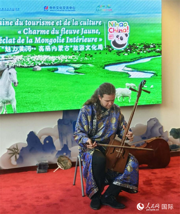 法國(guó)音樂家馬修·勒庫(kù)演奏馬頭琴。人民網(wǎng)記者 尚凱元攝