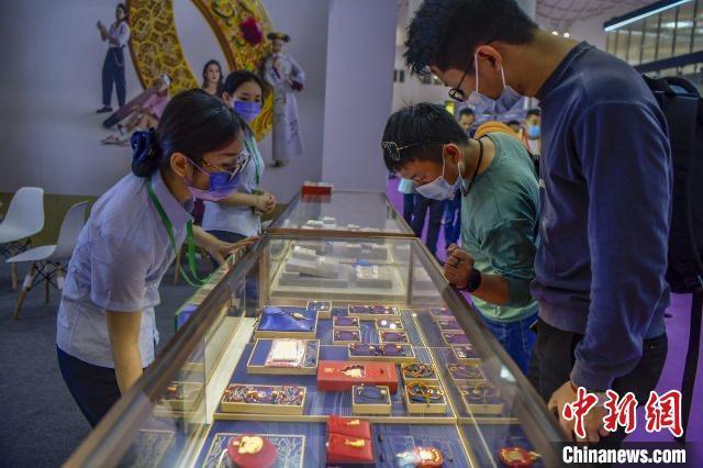 資料圖：民眾選購(gòu)金飾品。駱云飛 攝