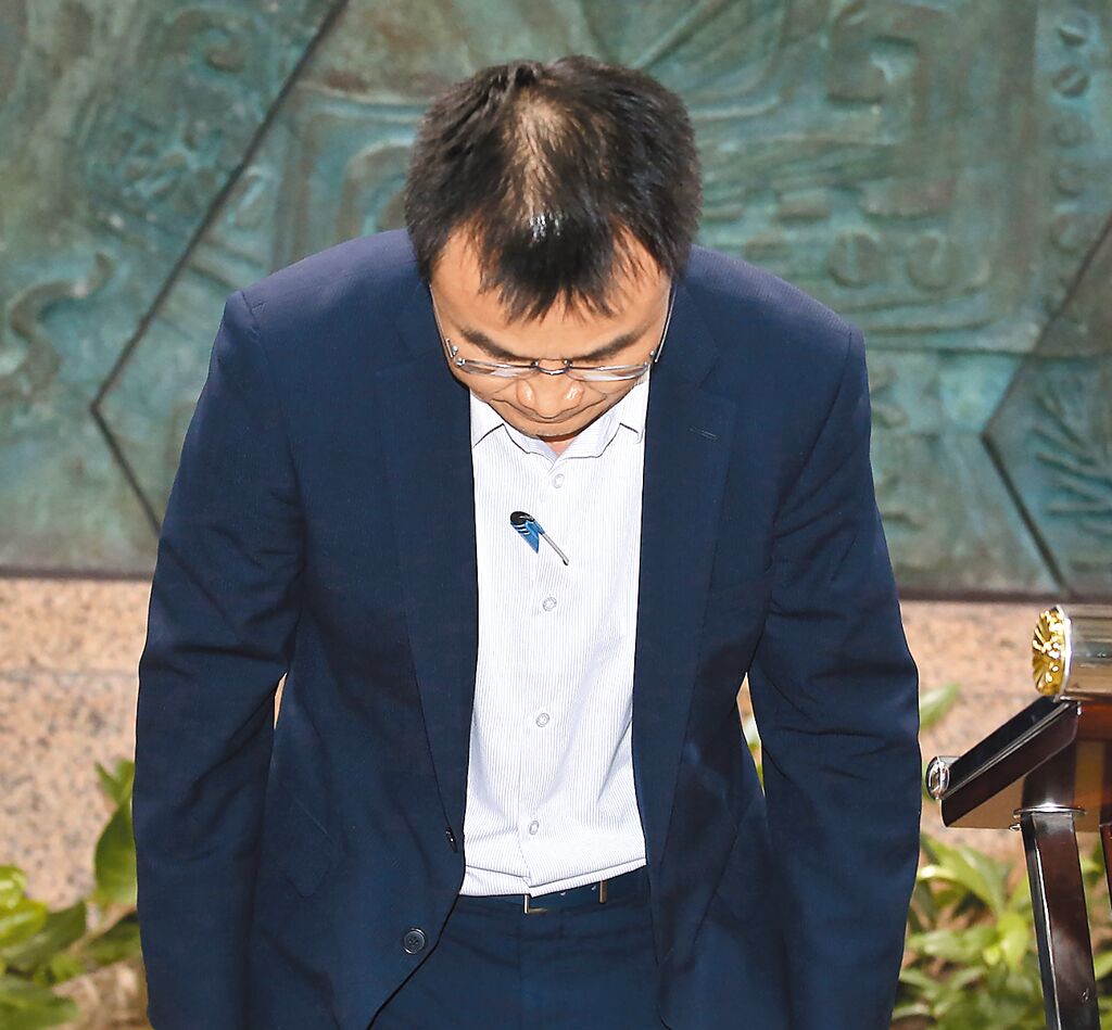臺農(nóng)業(yè)部門負責人陳吉仲19日傍晚舉行記者會說明項目進口雞蛋議題，當日晚間8點在臉書上宣布辭職。 圖片來源：臺灣“中時新聞網(wǎng)”