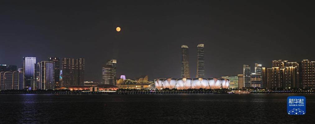 這是9月29日在杭州拍攝的杭州奧體中心體育場和滿月。新華社發(fā)（李忠攝）