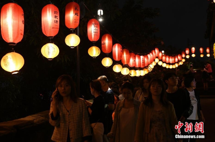 圖為游客夜游山城巷感受山城獨(dú)特魅力。<a target='_blank' href='/' ><p  align=