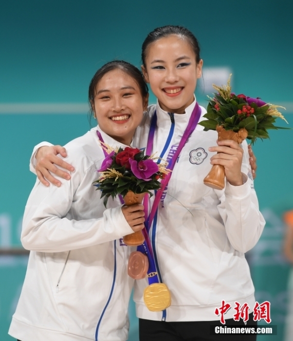 10月7日，杭州第19屆亞運(yùn)會(huì)輪滑項(xiàng)目女子花樣輪滑單人滑長(zhǎng)節(jié)目決賽在錢(qián)塘輪滑中心舉行。結(jié)合短節(jié)目決賽成績(jī)，中國(guó)臺(tái)北選手洪筱晴(左)以94.38分的總成績(jī)奪得女子花樣輪滑單人滑冠軍，中國(guó)臺(tái)北選手張致如(右)獲得季軍。<a target='_blank' href='/'><p  align=