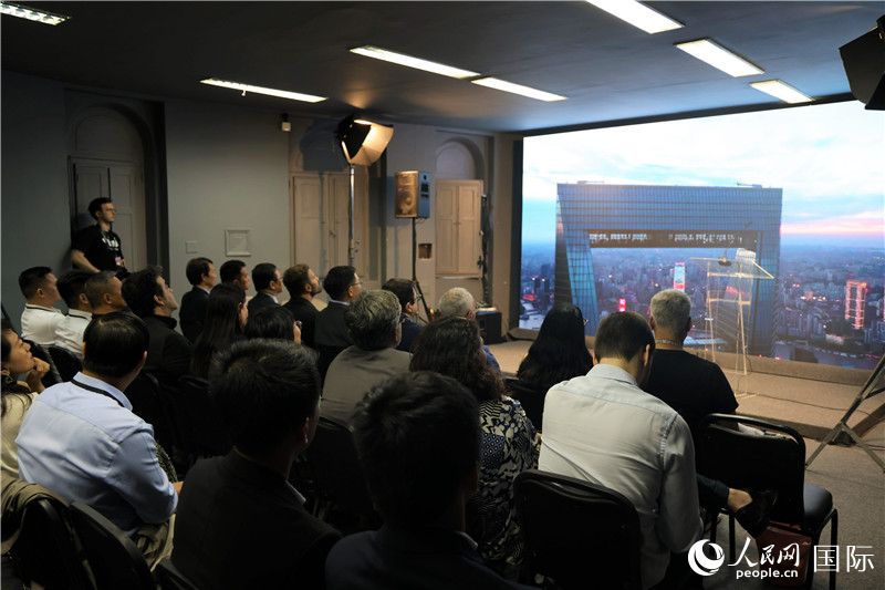 與會嘉賓在現(xiàn)場觀看“中國影視作品展播季”活動(dòng)宣傳片。人民網(wǎng)記者 時(shí)元皓攝