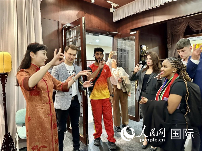 國際民間人士代表團(tuán)參觀古北市民中心昆曲教室。人民網(wǎng)記者 周雨攝
